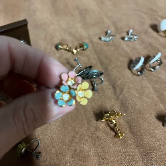 Lot of 14 vintage clip on or screw back earrings. Great condition and designs - Picture 8 of 16
